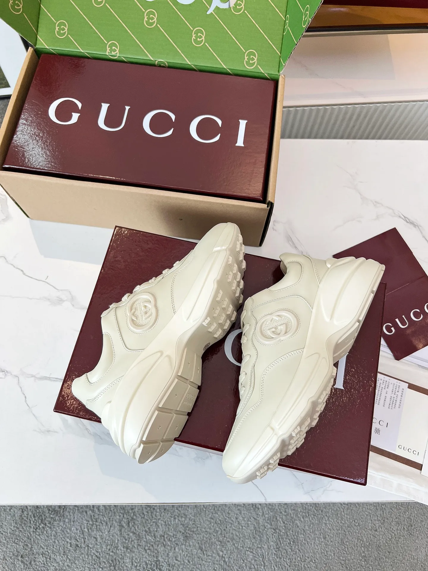 👟👟Ex-factory price 680👟👟Gucci dad shoes, make your luxury statement. Tired of the same? Keen to stand out from the crowd? Gucci dad shoes; just the style item your wardrobe is missing! Classic remodeling, retro revival: absorb the retro soul of the 1990s and inject Gucci’s contemporary aesthetic genes. The iconic thick silhouette, bold lines and layered design instantly awaken your retro trend DNA and become the absolute visual focus on the street. 👟👟👟 The glory of Double G is everywhere: The classic Double G logo is everywhere, either eye-catchingly embellished, or quietly integrated into the details of the shoe body. This is not only a brand symbol, but also a silent declaration of your extraordinary taste and identity. Wearing it will bring you aura with every step you take. Luxurious materials, expert craftsmanship: Gucci never compromises on quality. We select top-quality leather, high-quality fabrics and high-tech synthetic materials, and create them through exquisite craftsmanship. Every stitch and every inch of fabric tells the luxurious heritage of Made in Italy, which is durable and lasts forever. Matching code: 35-40 39-45